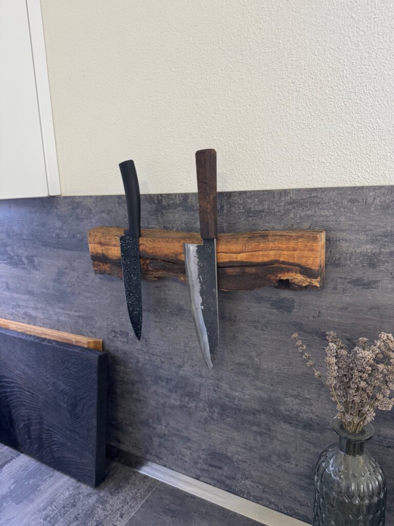 NÁSTĚNNÝ MAGNETICKÝ DRŽÁK NA NOŽE RUSTIC