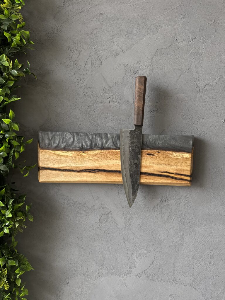 NÁSTĚNNÝ MAGNETICKÝ DRŽÁK NA NOŽE S PRYSKYŘICÍ MAGNETIC 03