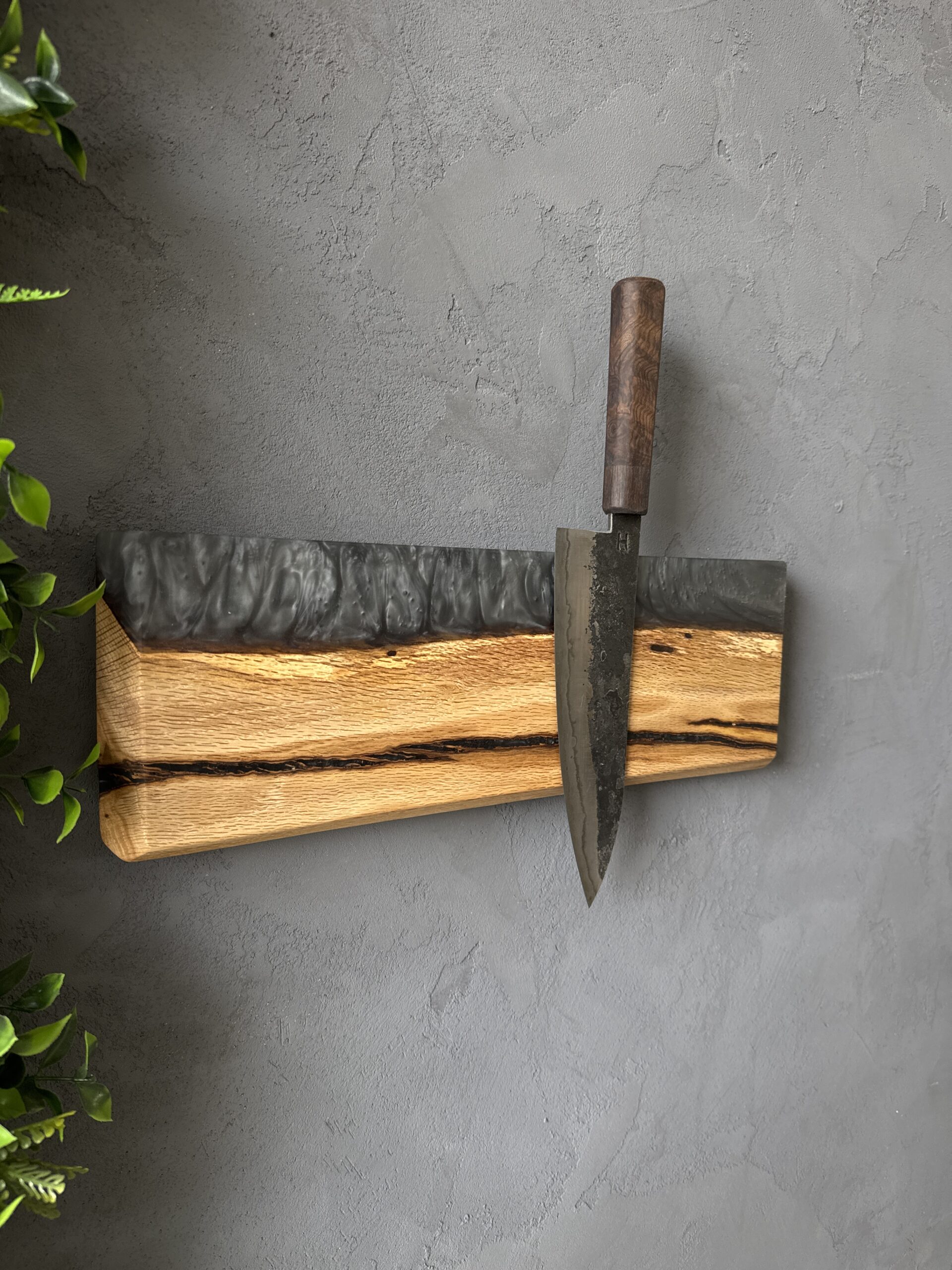 NÁSTĚNNÝ MAGNETICKÝ DRŽÁK NA NOŽE S PRYSKYŘICÍ MAGNETIC 03 - galerie 1 NÁSTĚNNÝ MAGNETICKÝ DRŽÁK NA NOŽE S PRYSKYŘICÍ MAGNETIC 03