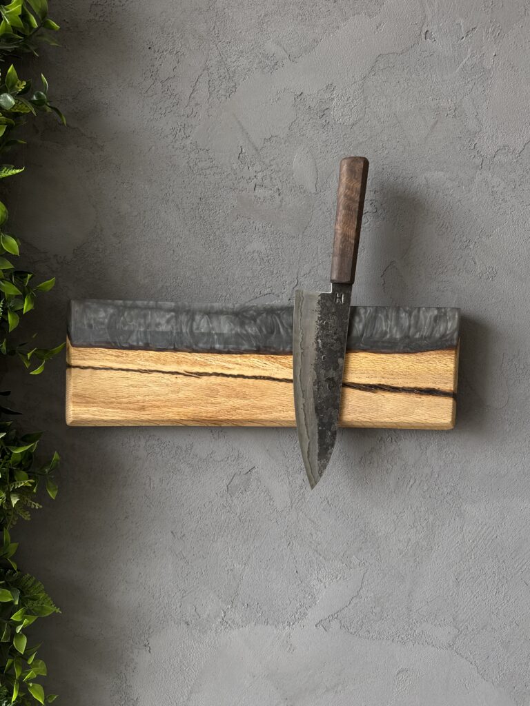 NÁSTĚNNÝ MAGNETICKÝ DRŽÁK NA NOŽE S PRYSKYŘICÍ MAGNETIC 04